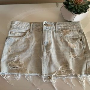 Abercrombie and Fitch distressed mini jean skirt 🤍